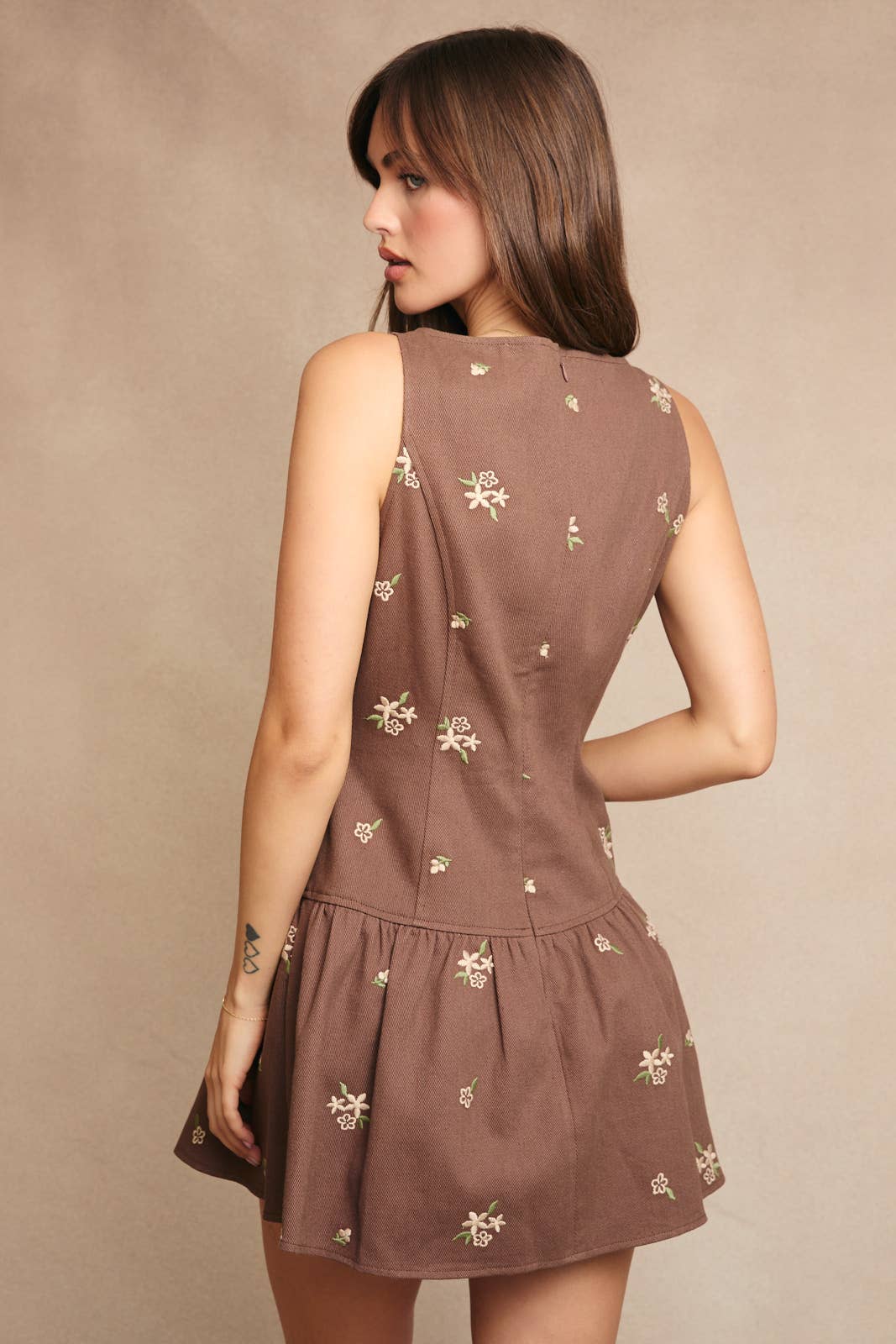 LE LIS - Wholesale Dress - Women's - EMBROIDERED SLEEVELESS SHIFT DRESS12