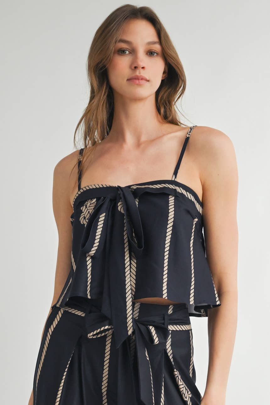 Preto Top Fluido com Detalhe de Laço em Corda Dourada para venda a revendedores na Faire1