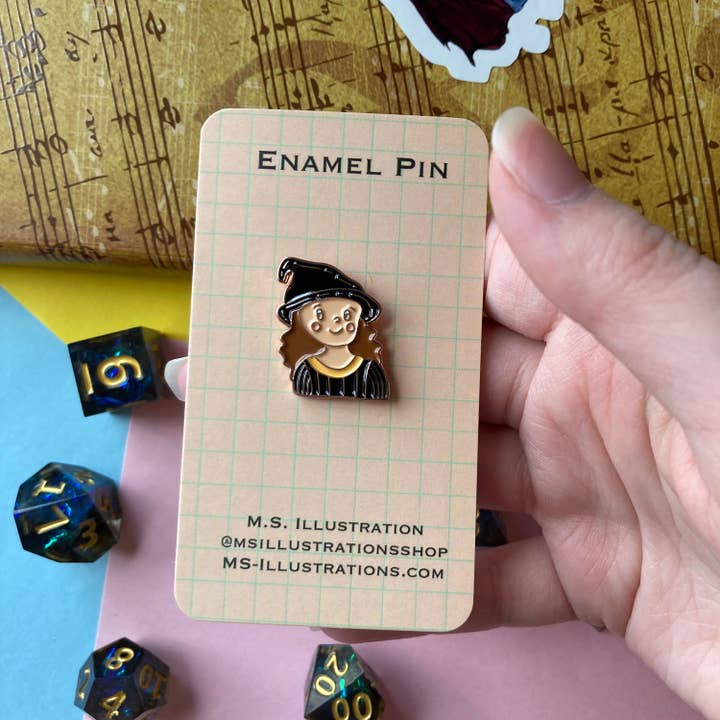 M.S. Illustration - Vendita all'ingrosso Spilla da bavero - Simpatica strega spilla da 0,75 pollici in smalto morbido placcato in rame, spilla di Halloween, autunno, spilla Cottagecore, distintivo a bottone, cerchio di spore, spilla smaltata druida1