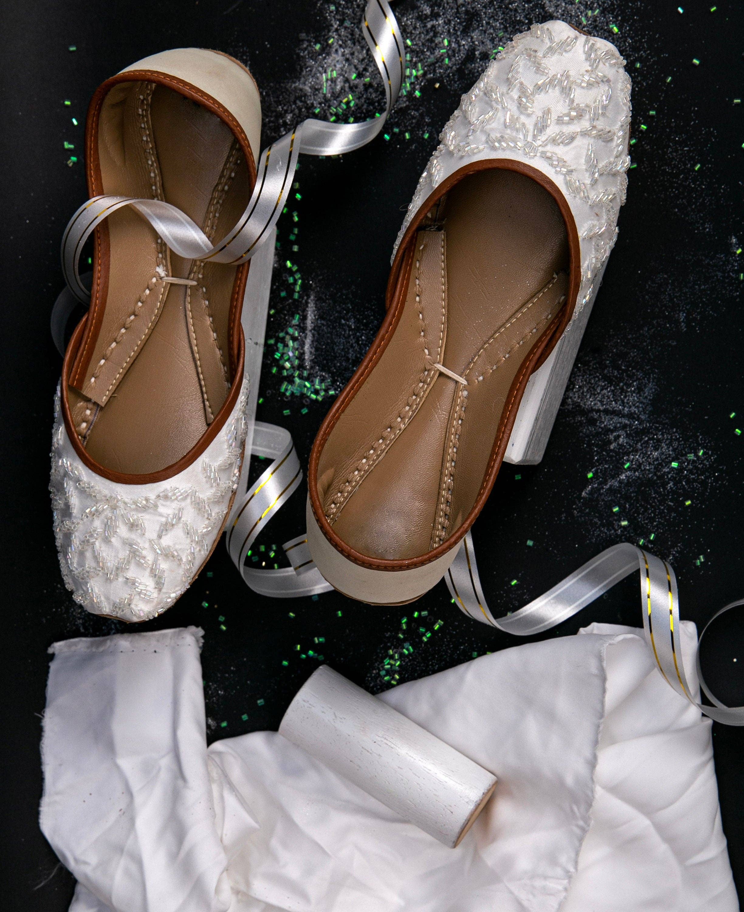 Blanc Chaussures plates de mariage en satin blanc à perles ornées de perles. en vente sur Faire5