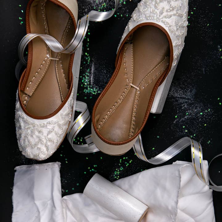 Blanc Chaussures plates de mariage en satin blanc à perles ornées de perles. en vente sur Faire5