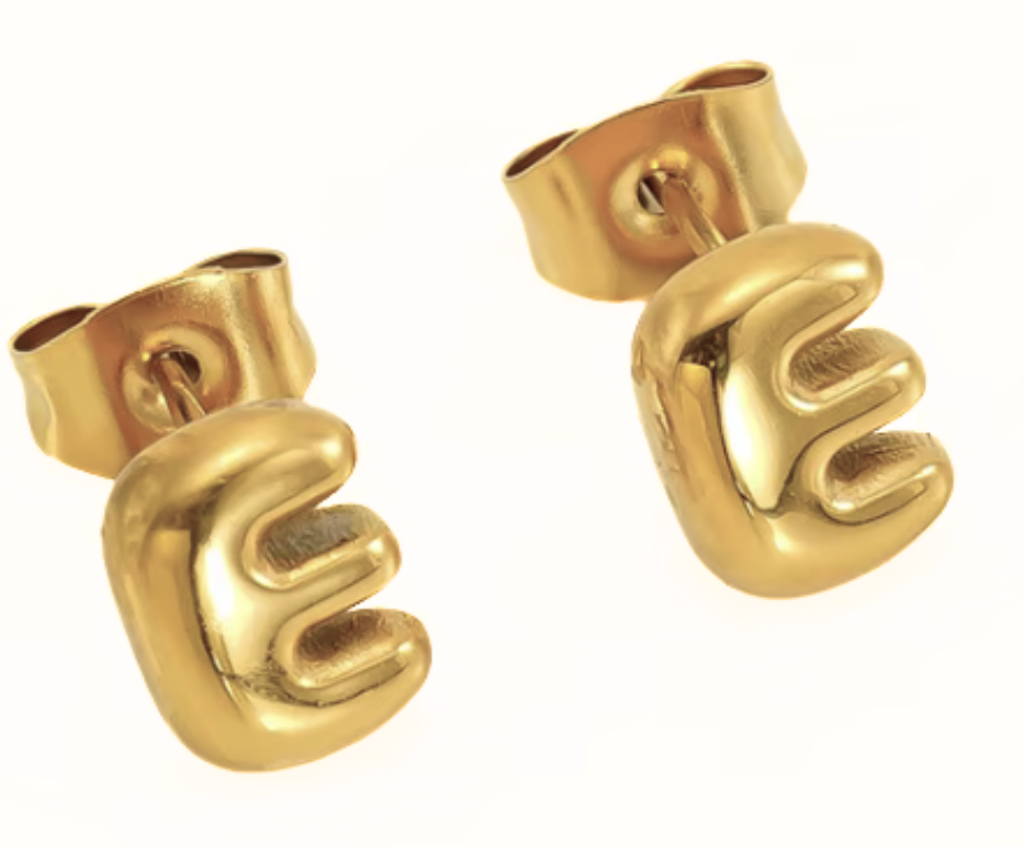 Gult guld HoopLa boblebogstav mini ørestikker i stål med 18K guld for engroshandel på Faire6