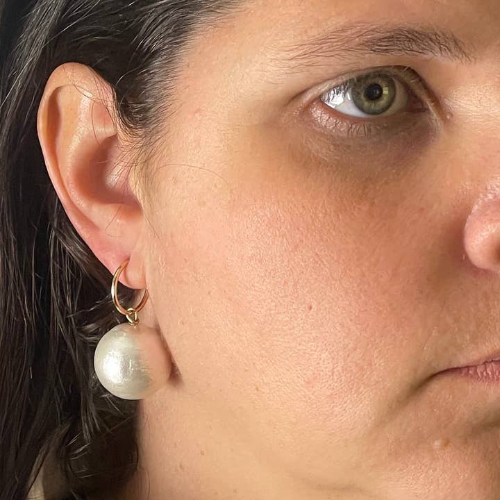 Virginia Wynne Designs – Brincos de argola por atacado – Brincos de argola de pérola de algodão vegano - Design leve e chique 03561