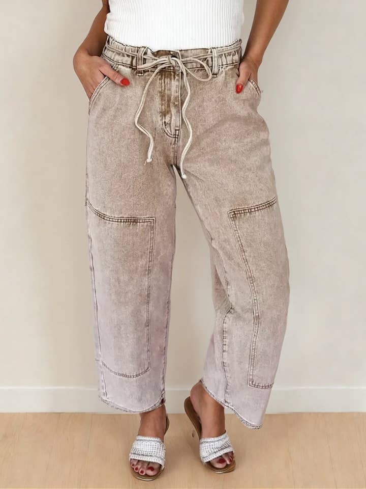 Calças de Ganga Barrel Fit com Lavagem Ácida Shiloh - Areia por atacado de Indie & Co. | Women's Apparel