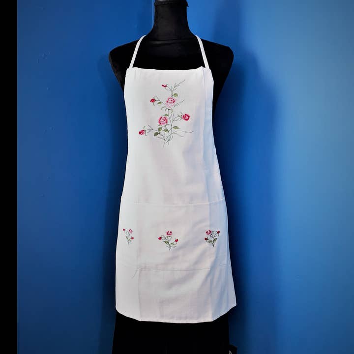 Roser er røde bib forklæde broderede roser for engroshandel hos Eastern Sunrise Lace And Linens Inc.