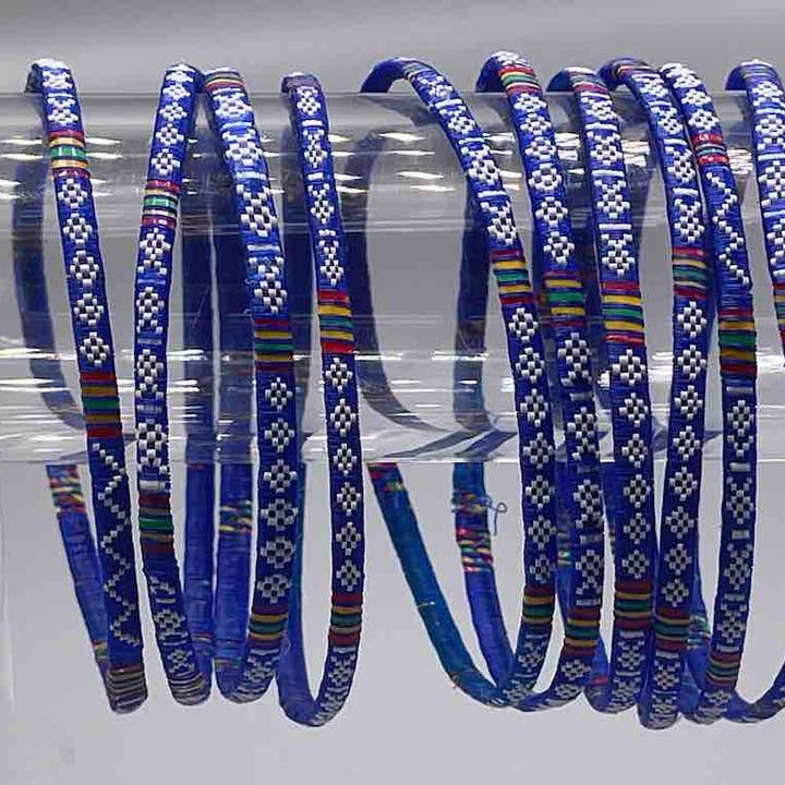 Bracciale in plastica riciclata blu dal design molto sottile - Mali per la vendita all'ingrosso da parte di The Niger Bend
