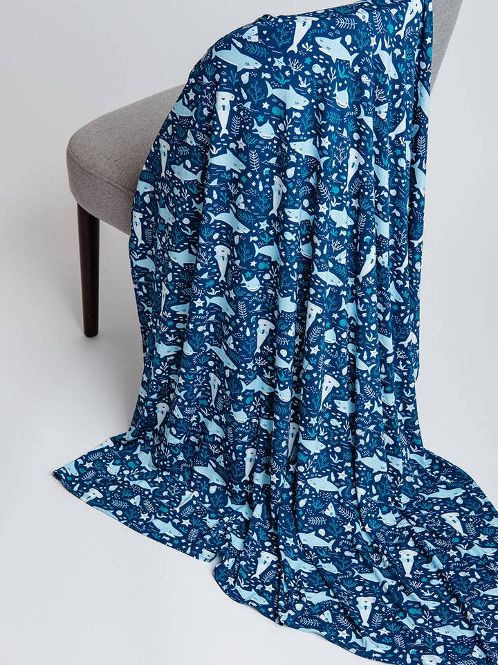 Blå Hajer Swaddle for engroshandel hos Pax & Lucy