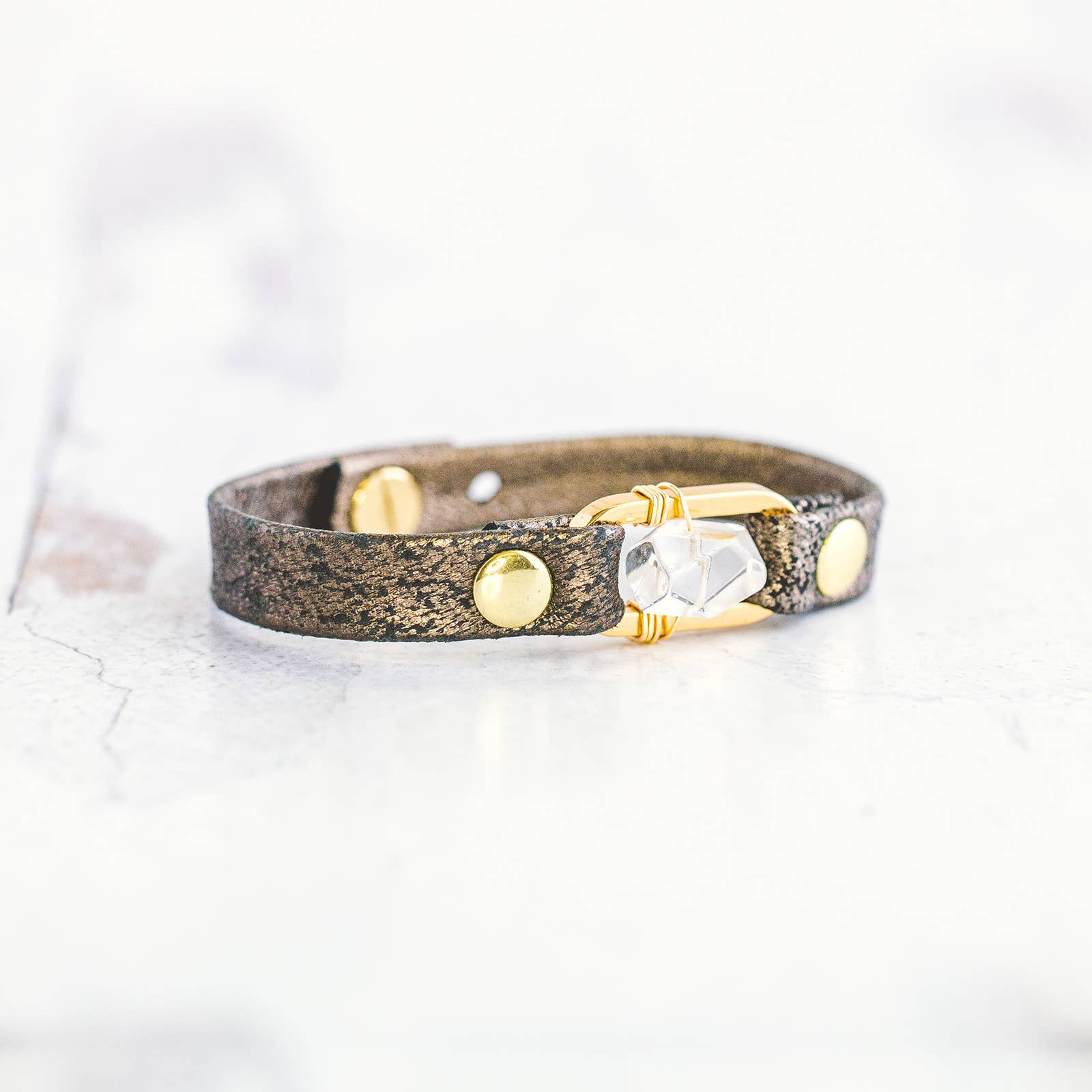 Giving Bracelets - Vente Bracelet jonc - Bracelet en cuir Desert Rose - Doré - Quartz transparent1