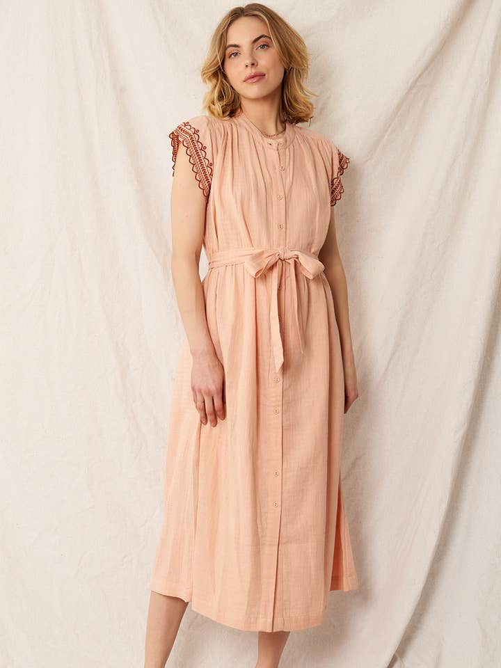Robe midi boutonnée à manches brodées pour la vente par En Crème