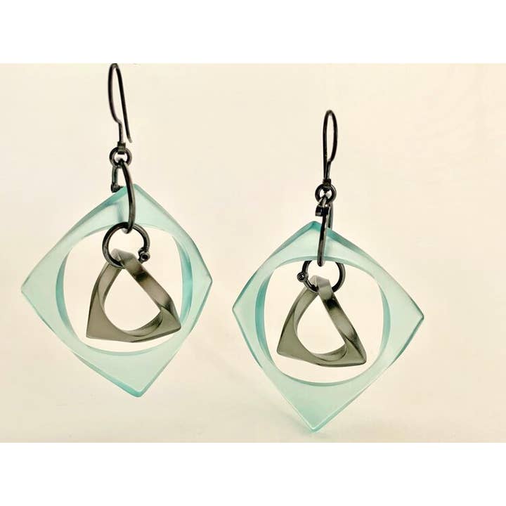 Boucle d'oreille CS pour la vente par SARAH HASSLER DESIGN