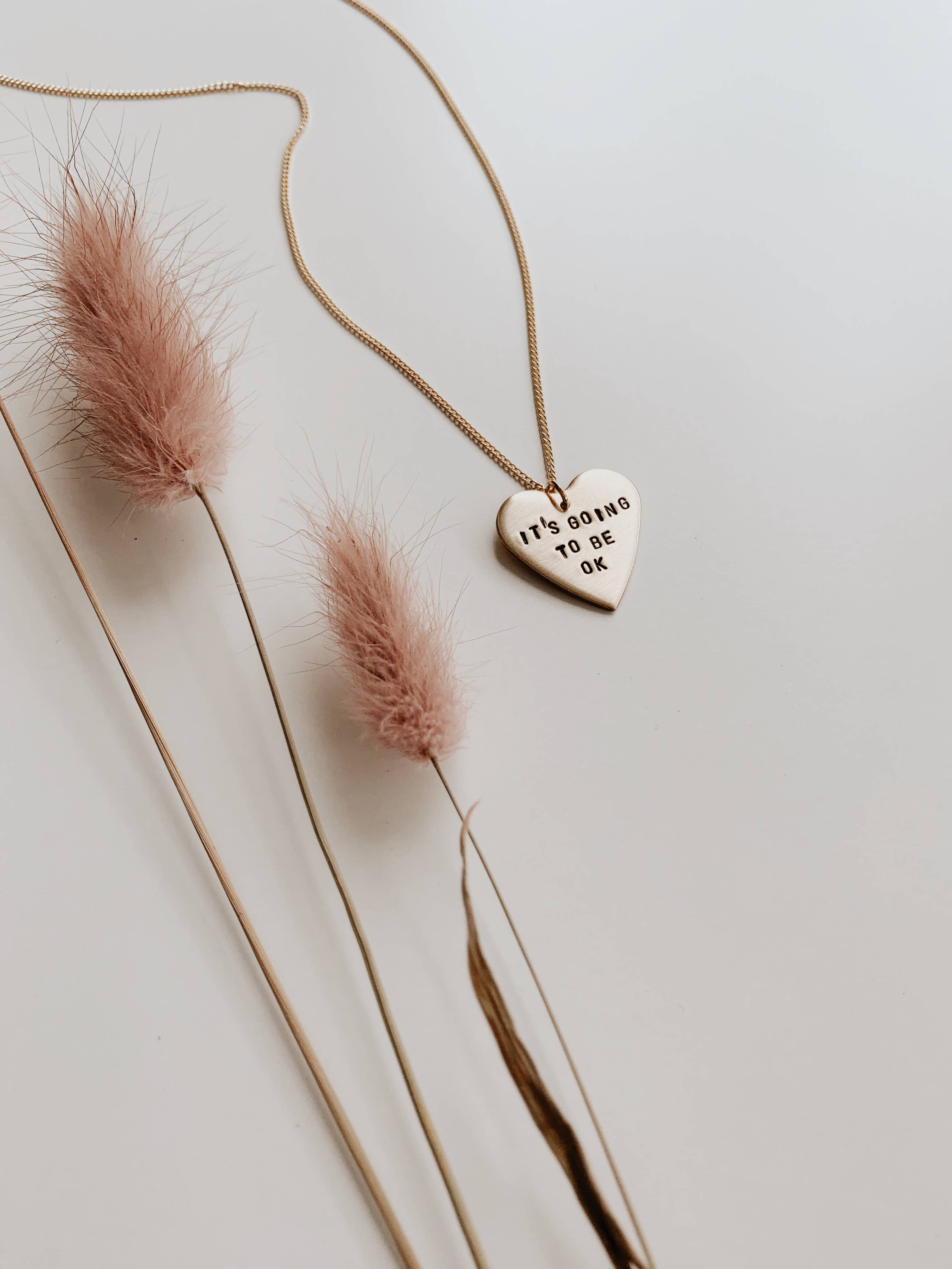 Océanne - Venta al por mayor Collares con colgantes/abalorios - Cadena de latón chapada en oro de 18 pulgadas con estampado de corazón 1