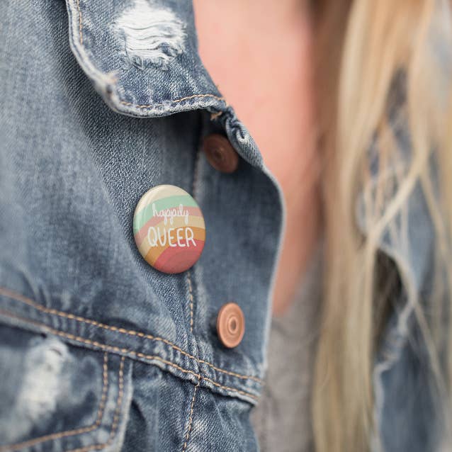 Luck and Lavender Studio - Vendita all'ingrosso Spilla da bavero - Pulsante Felicemente Queer3