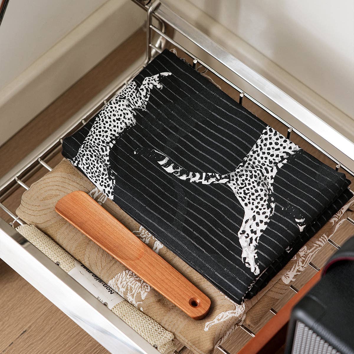 HOMYCASA DESIGN INC - Wholesale Coat Rack - Leon clothes hanger antique American clothes and hat rack retro home portable stainless steel bedroom floor storage shelf2