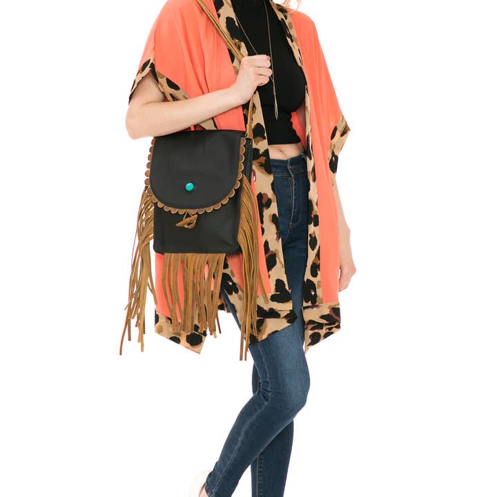 Sac à bandoulière carré à rabat avec franges et détails en pierre pour la vente par Leather Impressions Inc