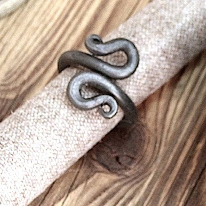Vine branch napkin ring for wholesale by LES SCULPTEURS DU LAC