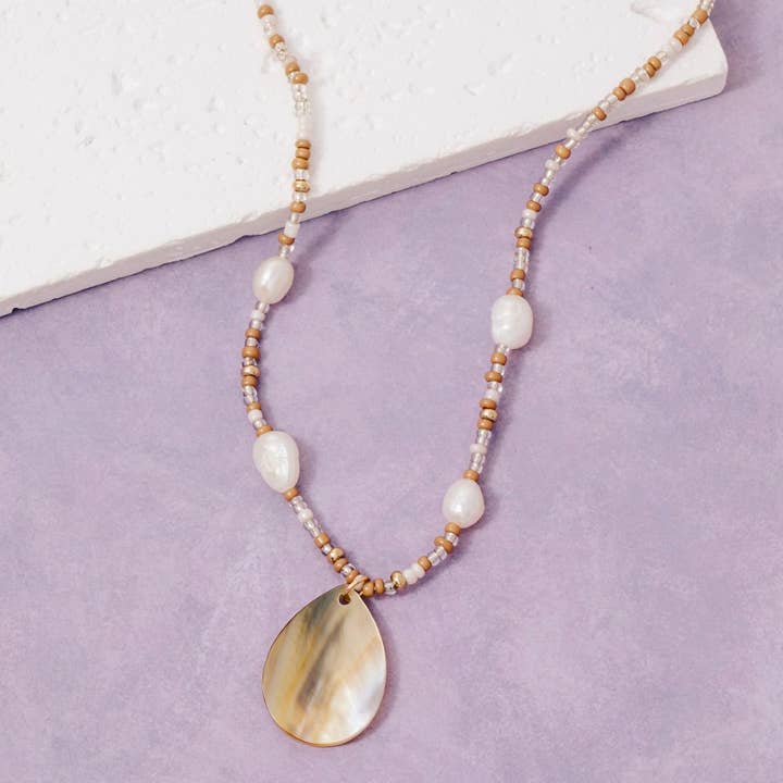 Collier pendentif larme en nacre avec perles mélangées pour la vente par The Looks by Fame Accessories