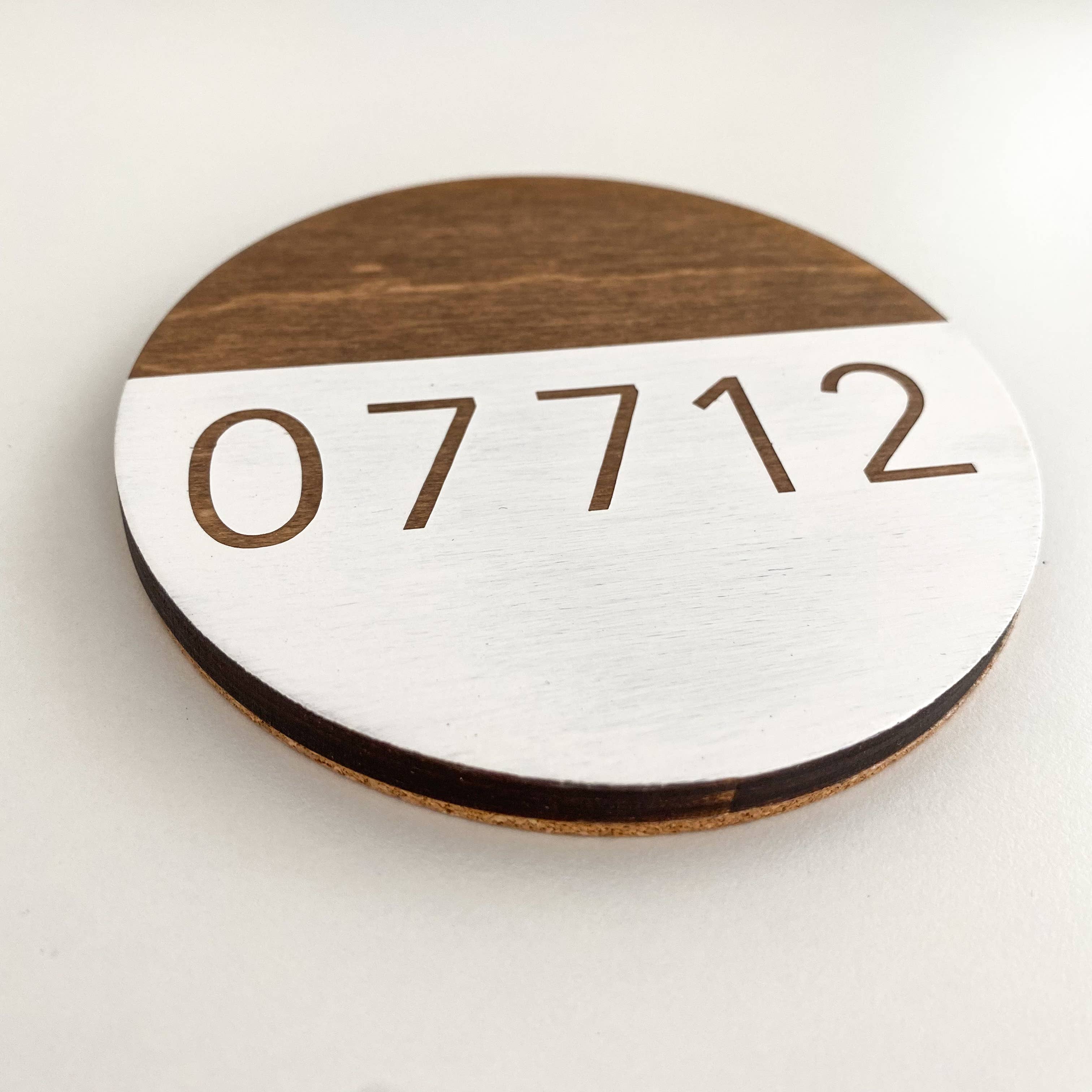 Hometown Hello – Base de copos por atacado – Porta-copos com Código Postal em Tinta | Porta-copos de Madeira com Base de Cortiça1