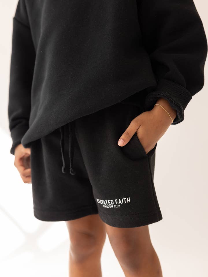 Kingdom Club Sort Børneshorts for engroshandel hos Elevated Faith