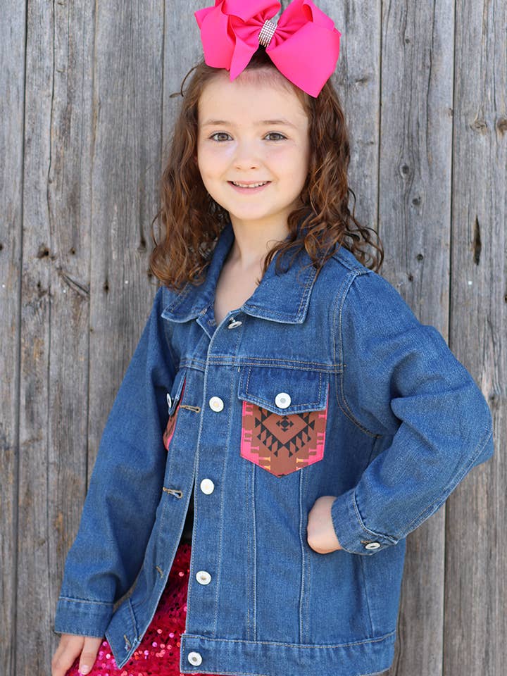 VESTE EN JEAN AVEC POCHE ET DOS IMPRIMÉS AZTÈQUES.TPG65153052JEANNE pour la vente par Kids Charm Online