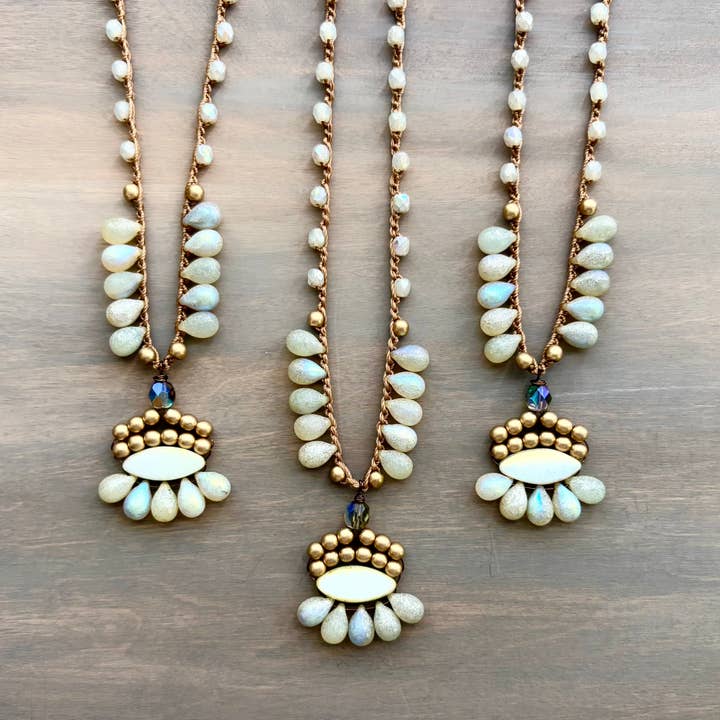 Collier Bohème Goutte de Cristal Givré Ivoire avec Cristal Tchèque Crocheté pour la vente par Twist Style