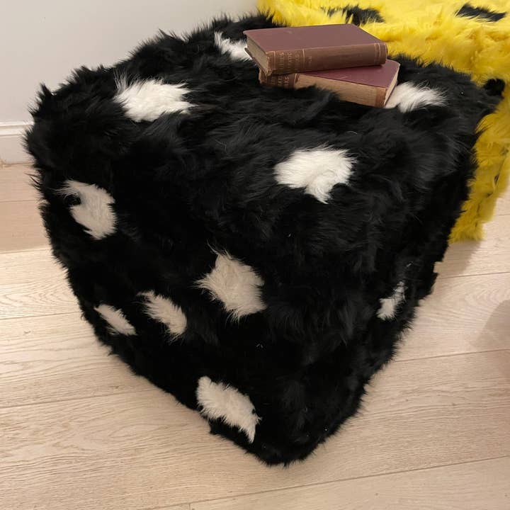 Pouffe de Dados Peludos Toscana Shearling - Black por atacado de Wildash London