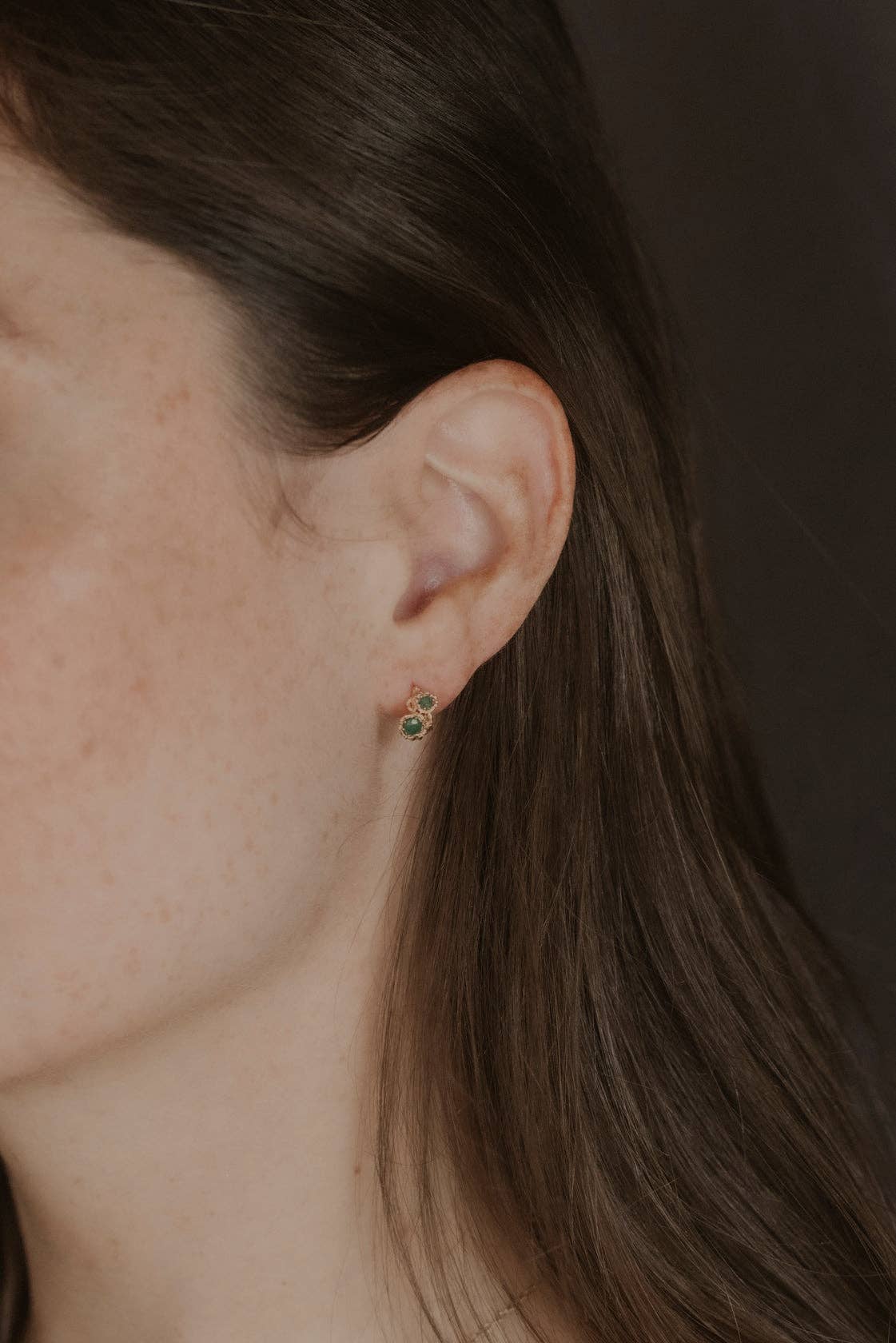 Claire Hill Designs – Großhandel Huggie-Ohrring – Chalcedon Gedrehte Zweig Gold Huggies4