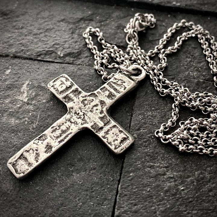 Collier homme croix antique en acier inoxydable et étain pour la vente par Johnny Ltd.