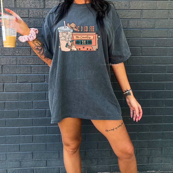 Camiseta Graphic Coffee & 90's Country Graphic por atacado de Rebellious Rose LLC