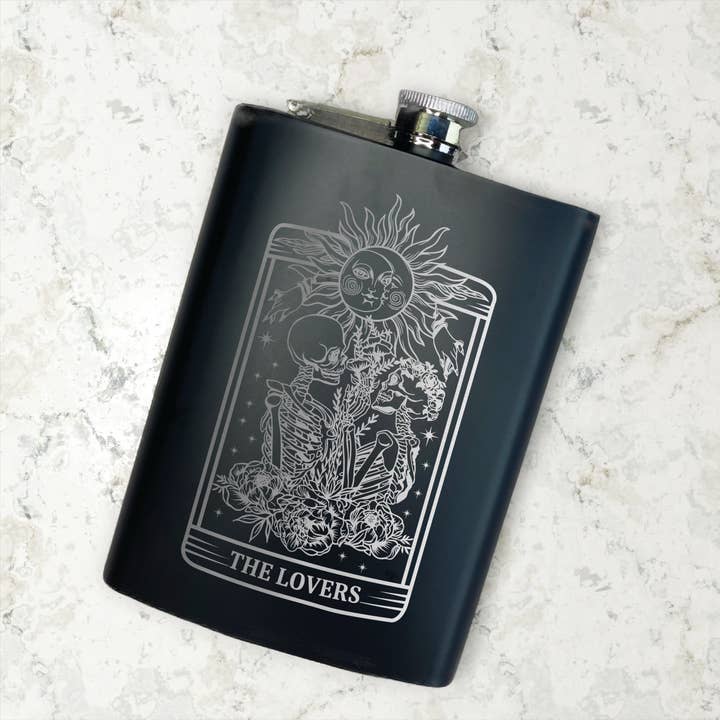 Three Witches Tea Shop - Vendita all'ingrosso Fiaschette - Fiaschetta incisa con tarocchi Lovers in acciaio inossidabile da 8 once