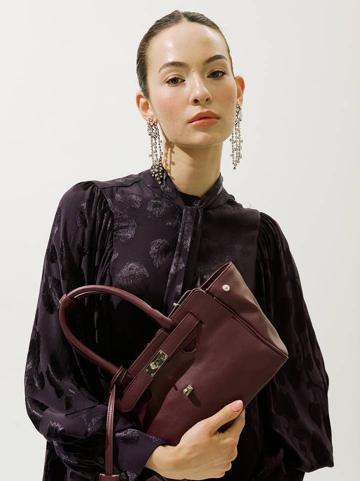 Arte Schoudertas met Zakdetail Kersenrood voor wholesale door MANUKA