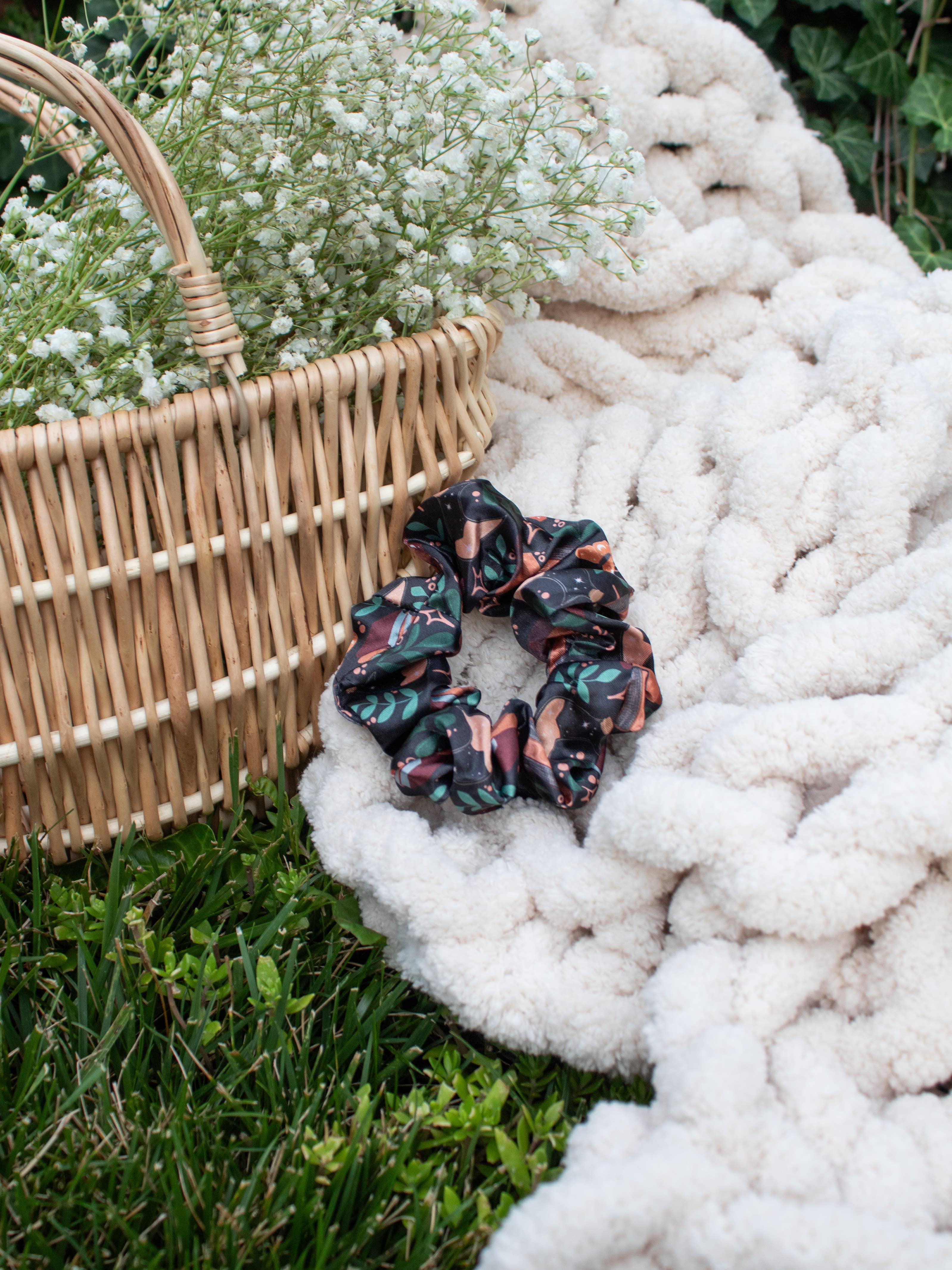 Meaggie Moos - Vente Chouchou – femme - Chouchou en satin Bookish | Burgundy Books1