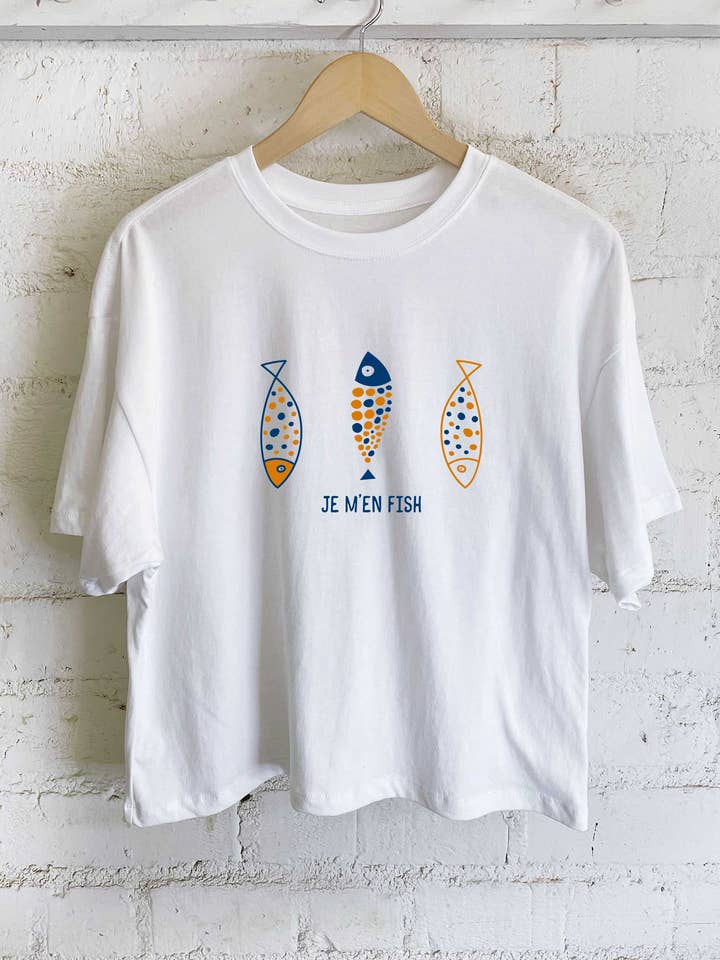 LANGES CROP-TOP MIT JE M'EN FISCHGRAFIK für den Großhandel von Rustee Clothing