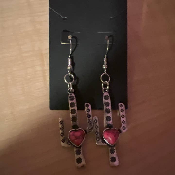 Cactus Dangle oorbellen met een roze steen voor wholesale door Little Monsters Boutique