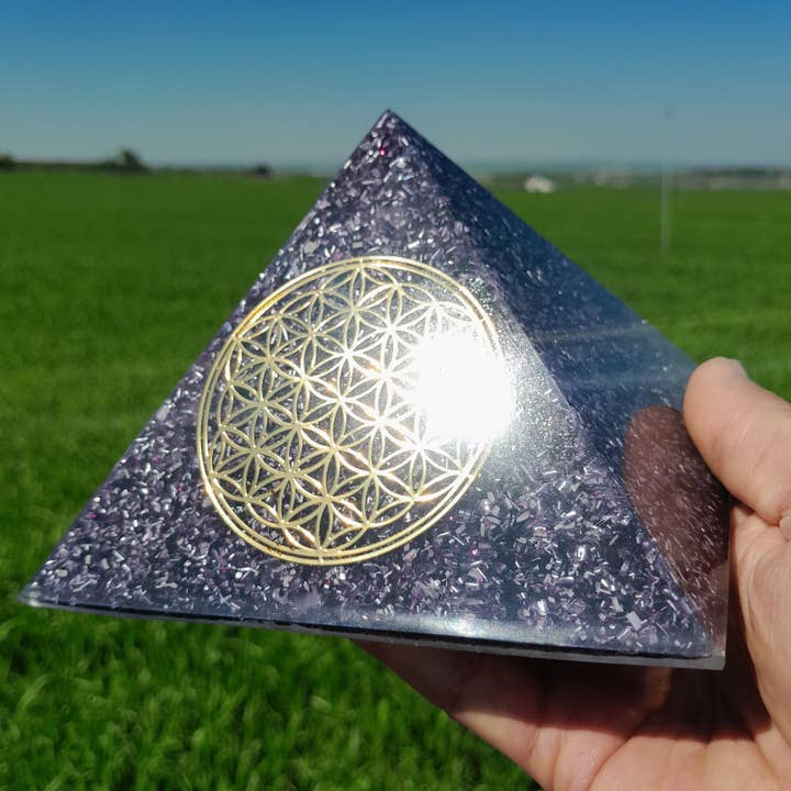 Pyramide Orgonite Fleur de Vie Violette - 140 mm de Base pour la vente par Mundo Orgon
