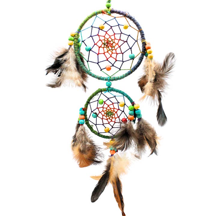 Attrape-rêves arc-en-ciel avec corde en chanvre et plumes pour la vente par Eastern Trading