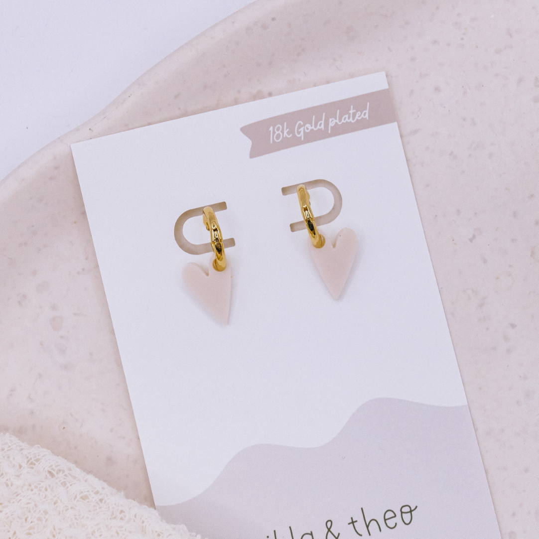 Tilda&Theo - Vendita all'ingrosso Orecchini pendenti - Orecchini creoli a cuore in acrilico con cuori bianchi - placcati in oro 18k1