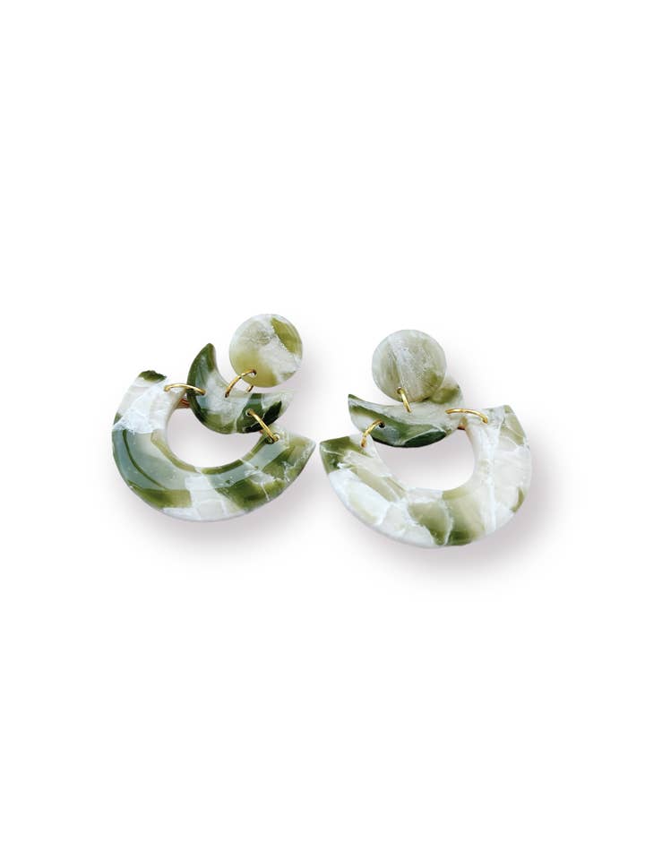 Fabriqué à la main - Boucle d'oreille pendante en pâte polymère Cassidy pour la vente par Cherry Casa