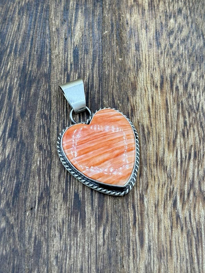 Navajo handgjord hängsmycke i sterlingsilver med hjärtformad orange spiny oyster-snäcka för wholesale av Native City Jewelry