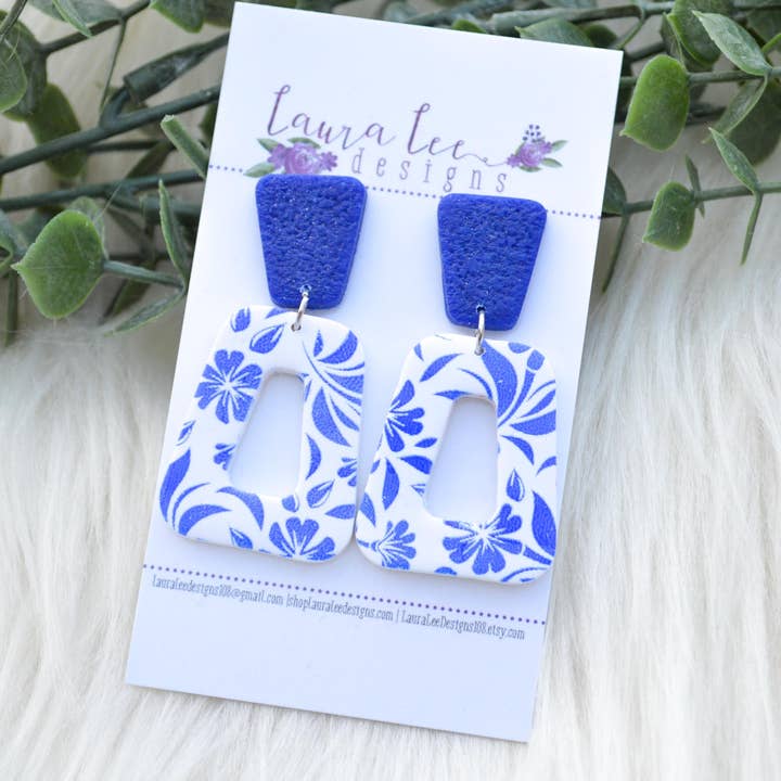Boucles d'oreilles en argile Vinnie Style || Fleurs bleues et blanches pour la vente par Laura Lee Designs