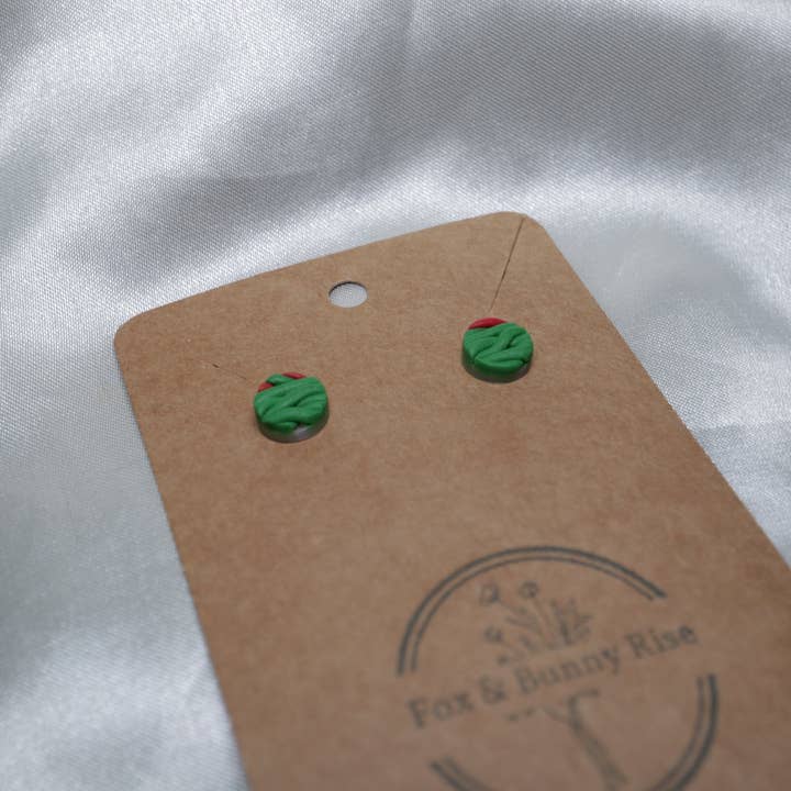 Fox and Bunny Rise - Venta al por mayor Pendientes de botón/aretes de poste - Pendientes trenzados verdes y rojos de arcilla polimérica2