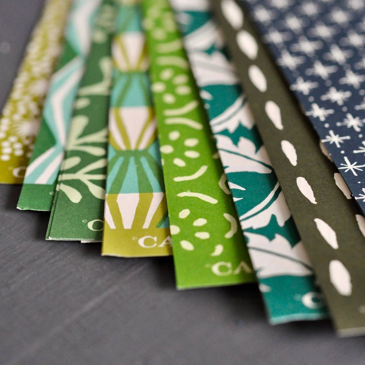 Cambridge Imprint - Venta al por mayor Sobre de papel de regalo - Surtido de hojas pequeñas de papel verde en lote sin caja1