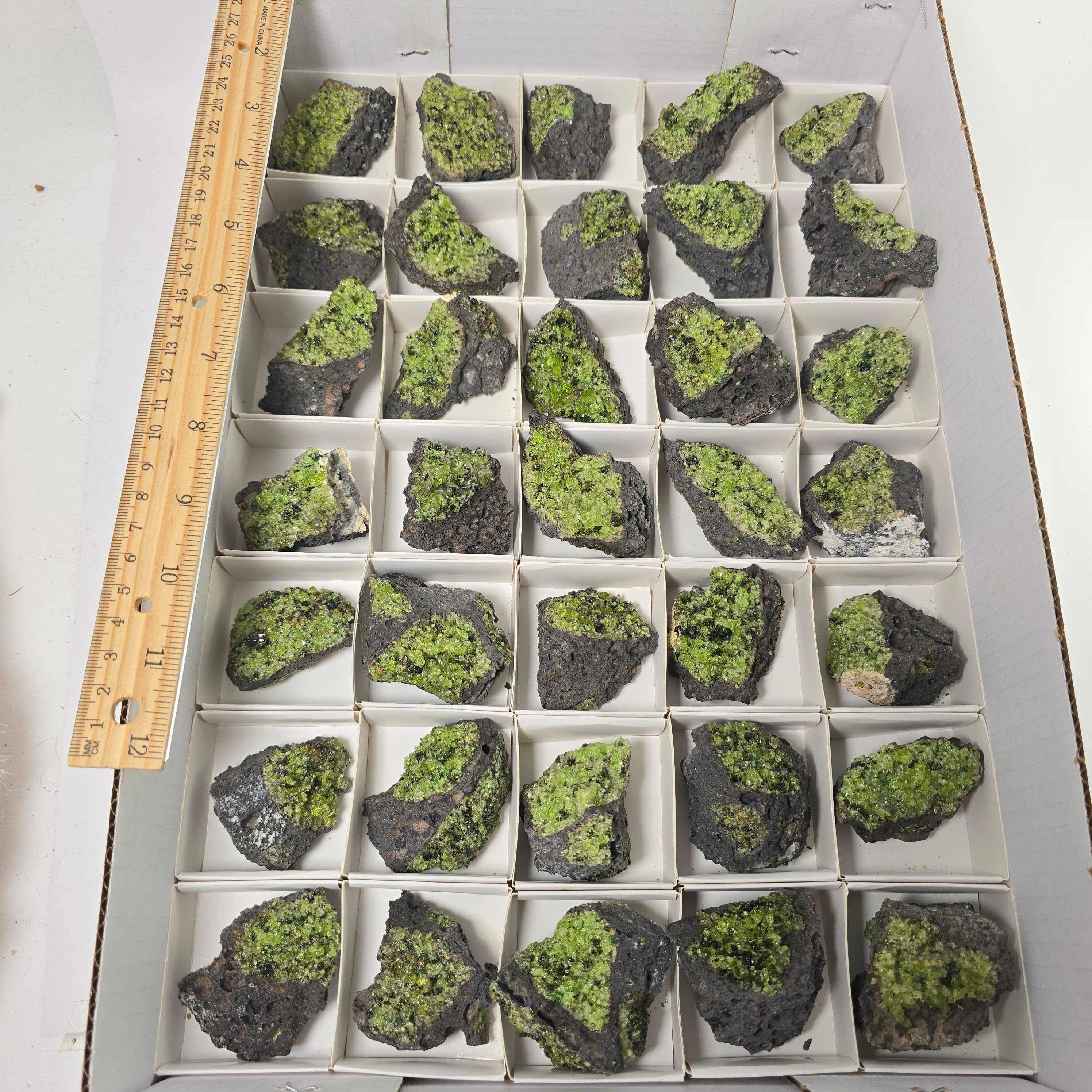 Aquamarine Daydream Wholesale – wholesale Andlig sten/kristall – Peridot på basaltplatåer ~ Bulkmineralprover AZ6