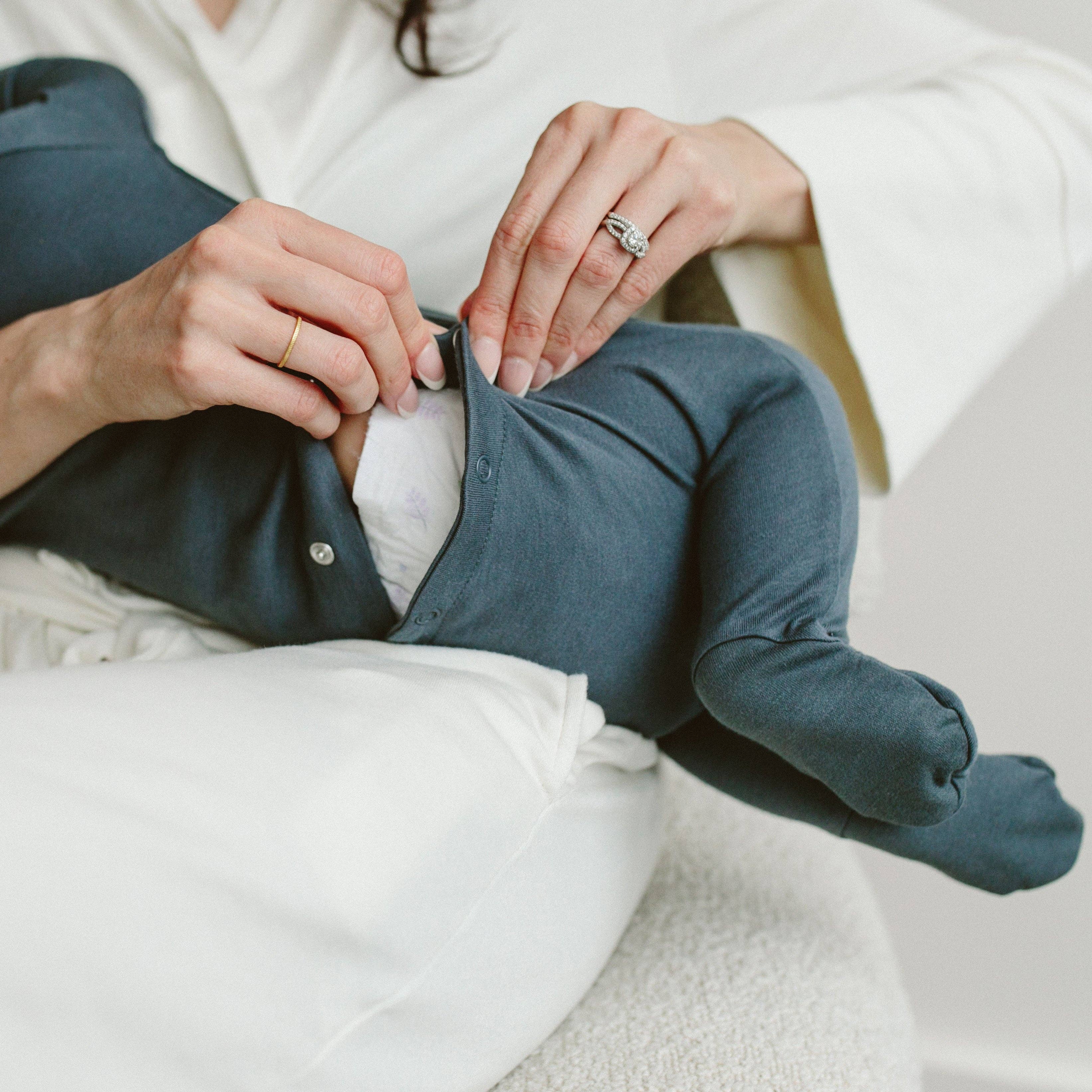 goumikids – Großhandel Schlafanzug – Baby – Wachse mit dir Footie + Snug Fit - Mitternacht1