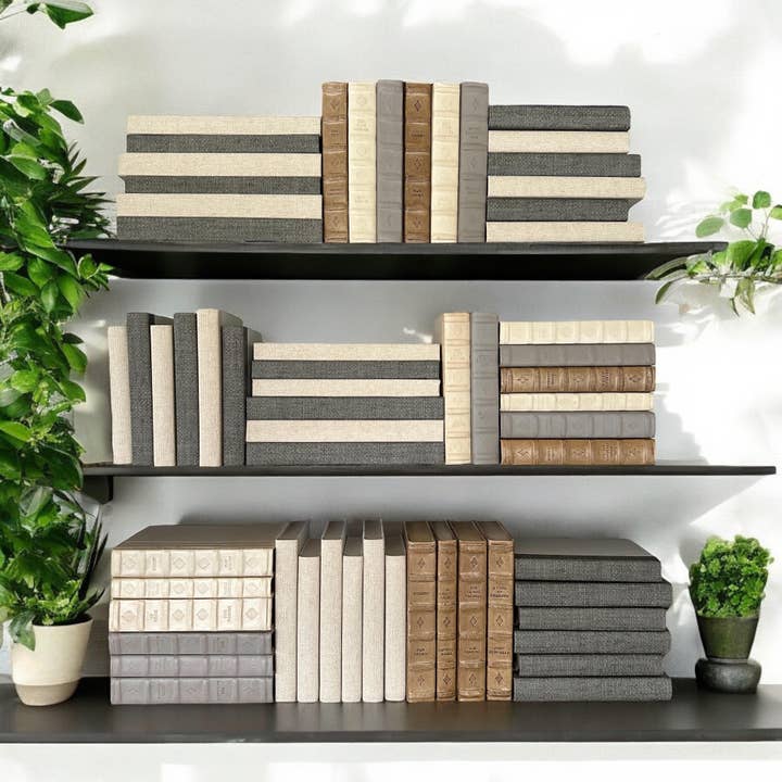 Conjunto de 60 Libros Clásicos Seleccionados con Portadas Blanco Roto para venta al por mayor de E. Lawrence, Ltd.