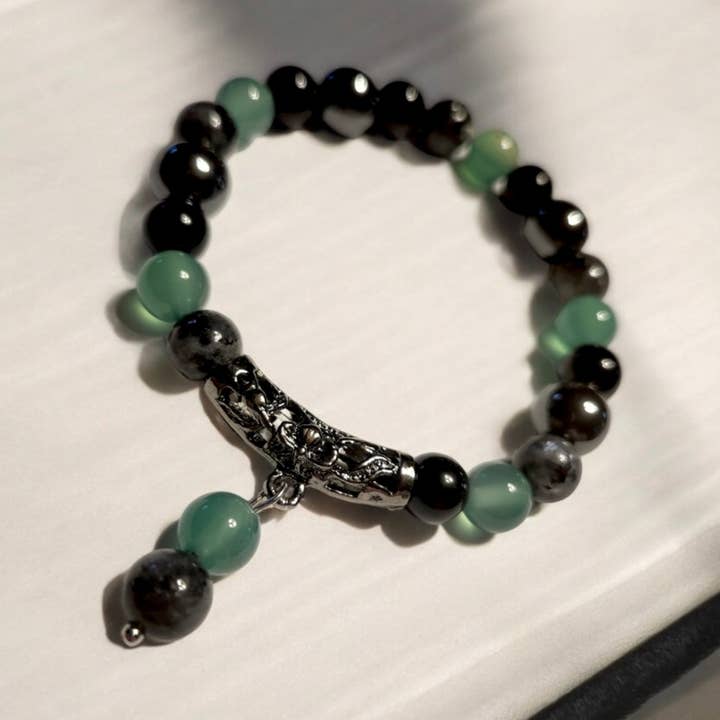 Brazalete de piedras preciosas de ágata verde, larvikita y obsidiana hecho a mano para venta al por mayor de Saki Cosmetics