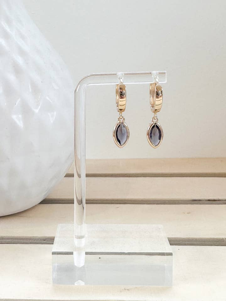 Guldpläterad huggie med berlock - Lila kristall för wholesale av Clover + Coast Designs