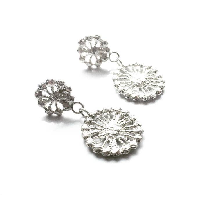 Boucle d'oreille chandelier à 2 niveaux Queen Anne's Lace pour la vente par SarahAnaDesigns