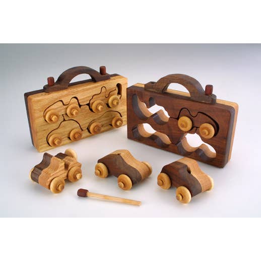 Baldwin Toy Co. – Großhandel Spielzeugauto – Kinder – 4er-Set Spielzeugautos aus Walnuss- und hellem Holz mit Tragekoffer