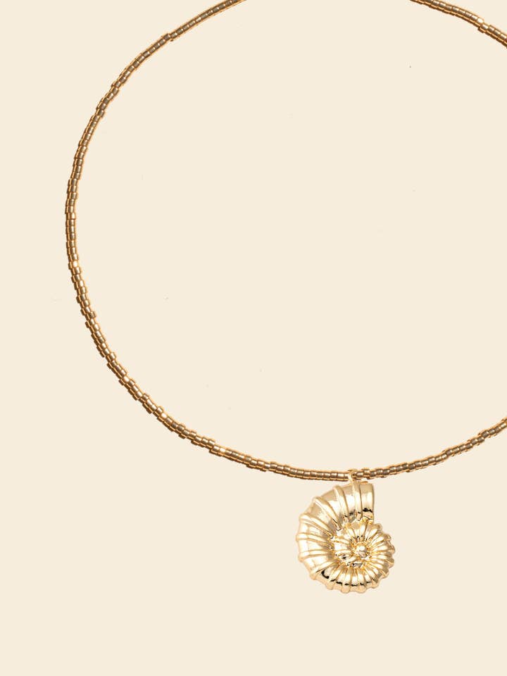 Guldhalsband - Snäckhänge för wholesale av Apsara Jewels