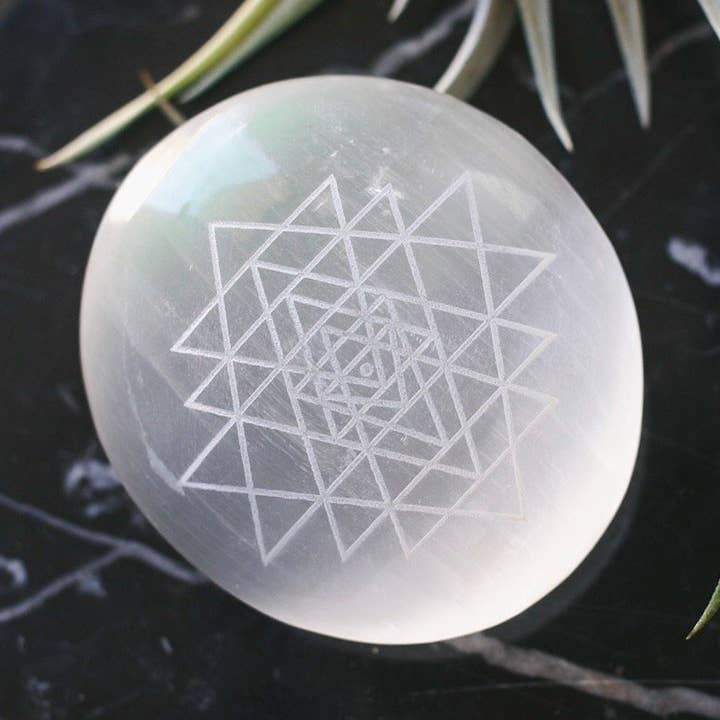 Graverad selenit handsten 'Sri Yantra Thin' för wholesale av Fractalista Designs
